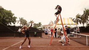 Serena williams在照片拍摄与追逐jarvis 2ope体育app客户端下载